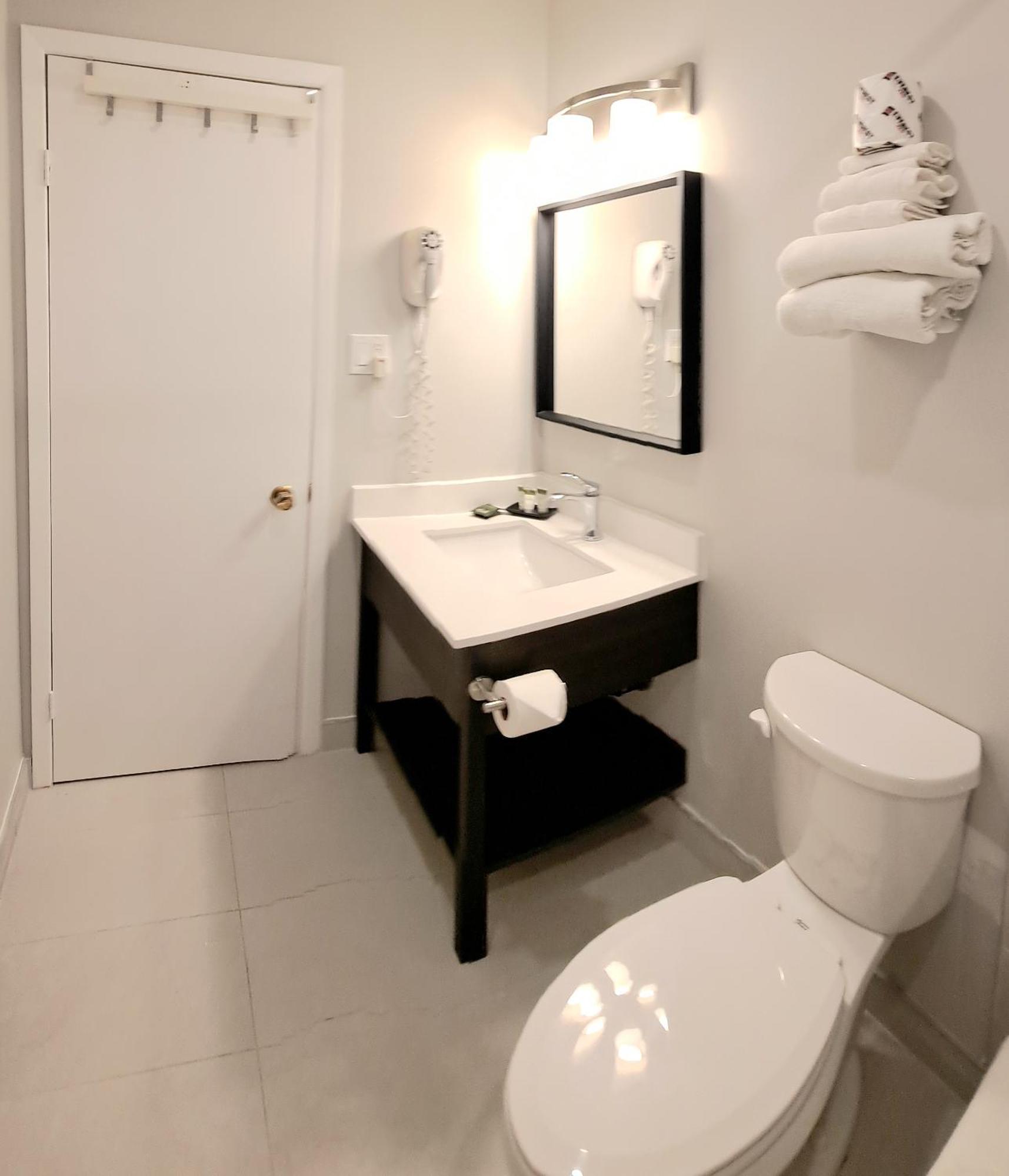 Cedar Lodge Motel Ґодріч Екстер'єр фото