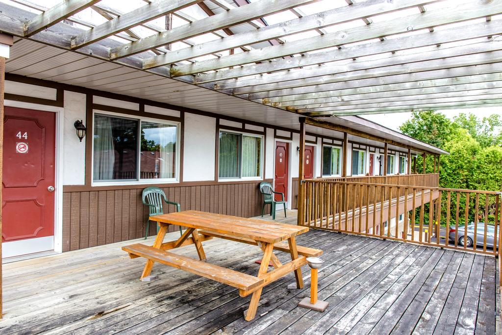 Cedar Lodge Motel Ґодріч Екстер'єр фото
