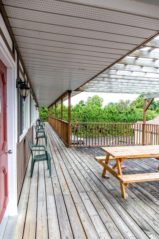 Cedar Lodge Motel Ґодріч Екстер'єр фото